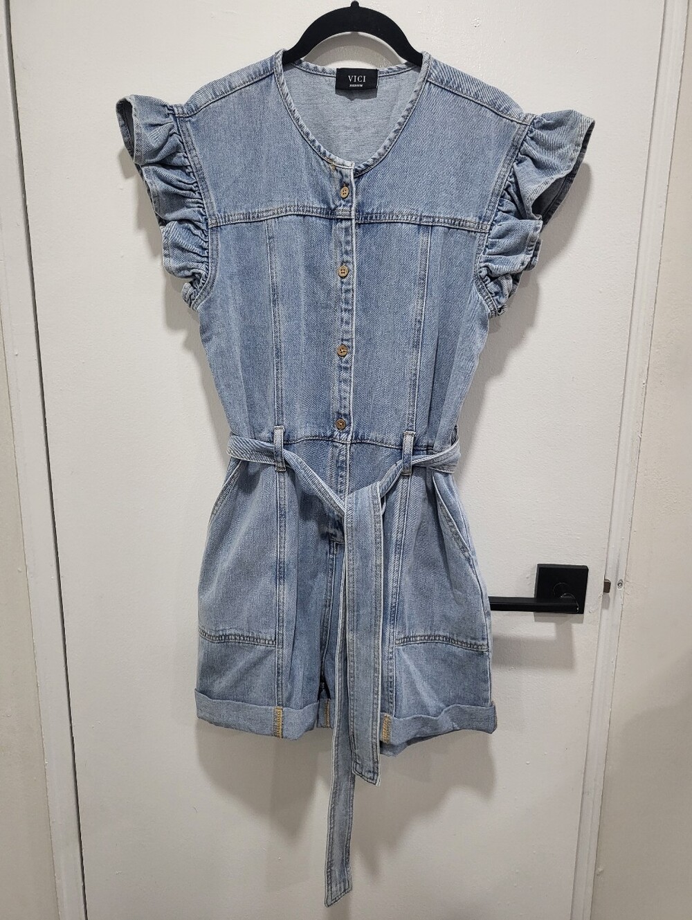NWOT Vici Rudi Ruffle Sleeve Denim Romper - Size Medium - Picture 3 of 12